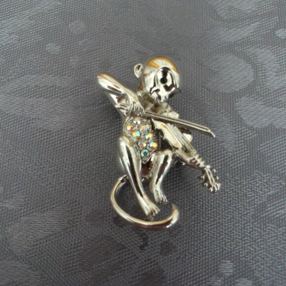 Silver Monkey playing Violin Brooch Pin with black & crystal rhinestone, fashion - Picture 6 of 8